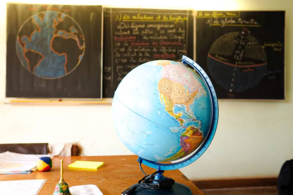 Illustration d’un globe terrestre symbolisant l’ouverture internationale,