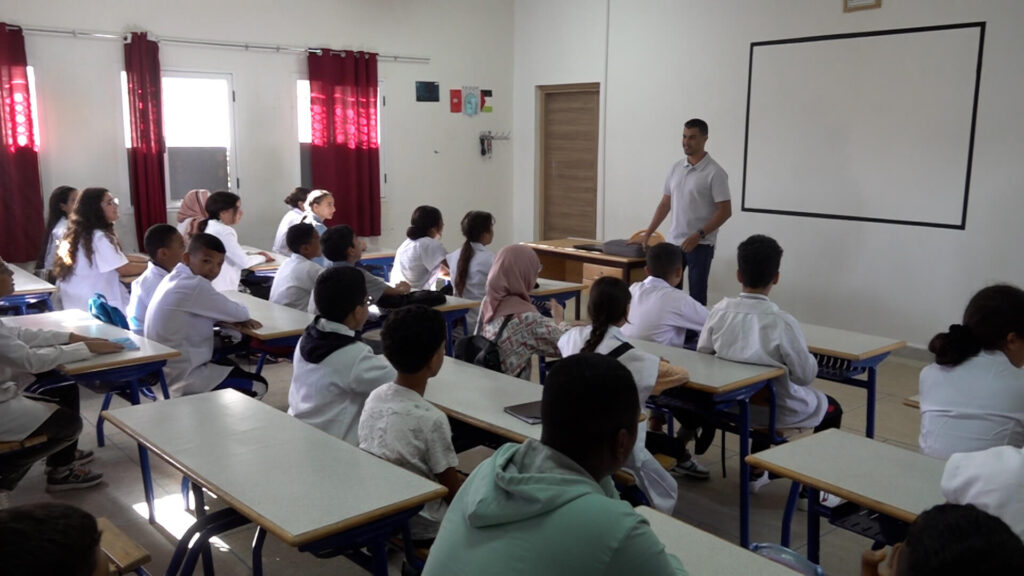 Bâtiment scolaire contemporain dans un environnement urbain, illustrant une vision innovante de l’éducation