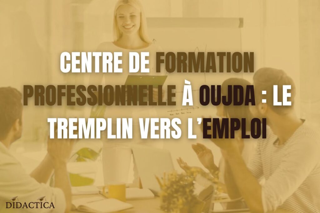 un groupe d’apprenants en formation, applaudissant une formatrice souriante devant un tableau, illustrant l’ambiance dynamique d’un centre de formation professionnelle