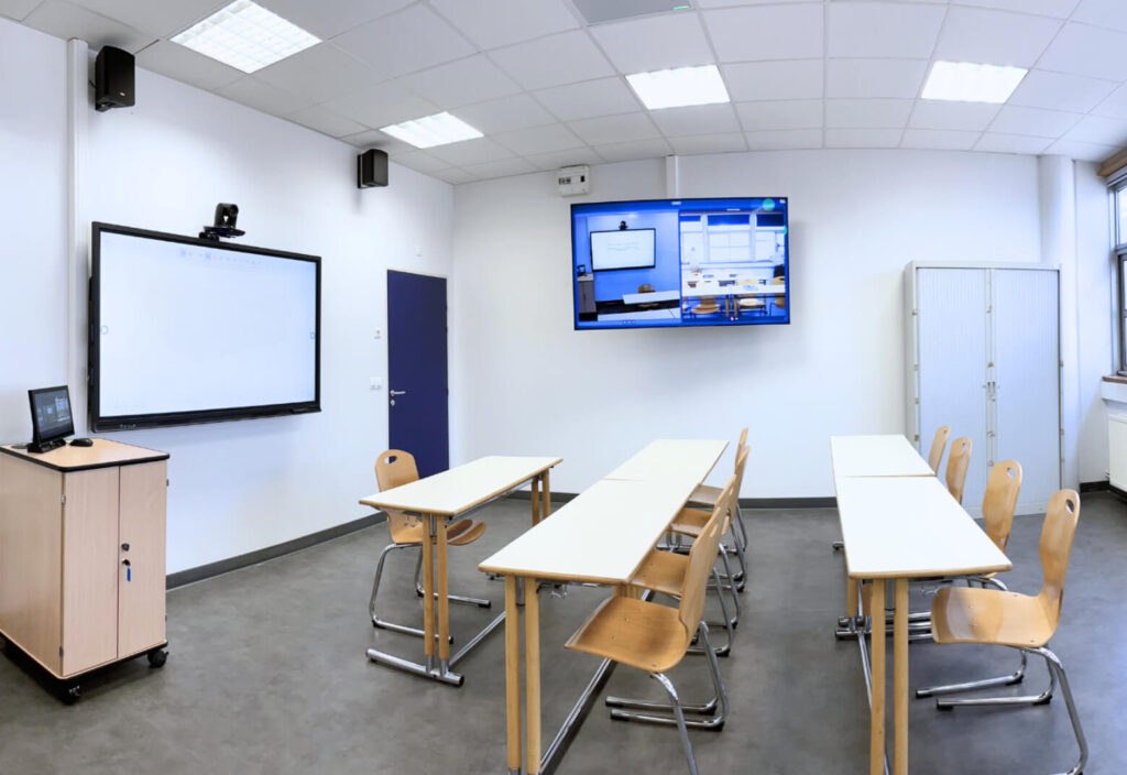 Salle de formation hybride avec équipements numériques