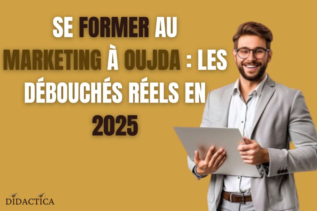 Homme souriant en costume avec une tablette, illustrant les débouchés en marketing à Oujda en 2025
