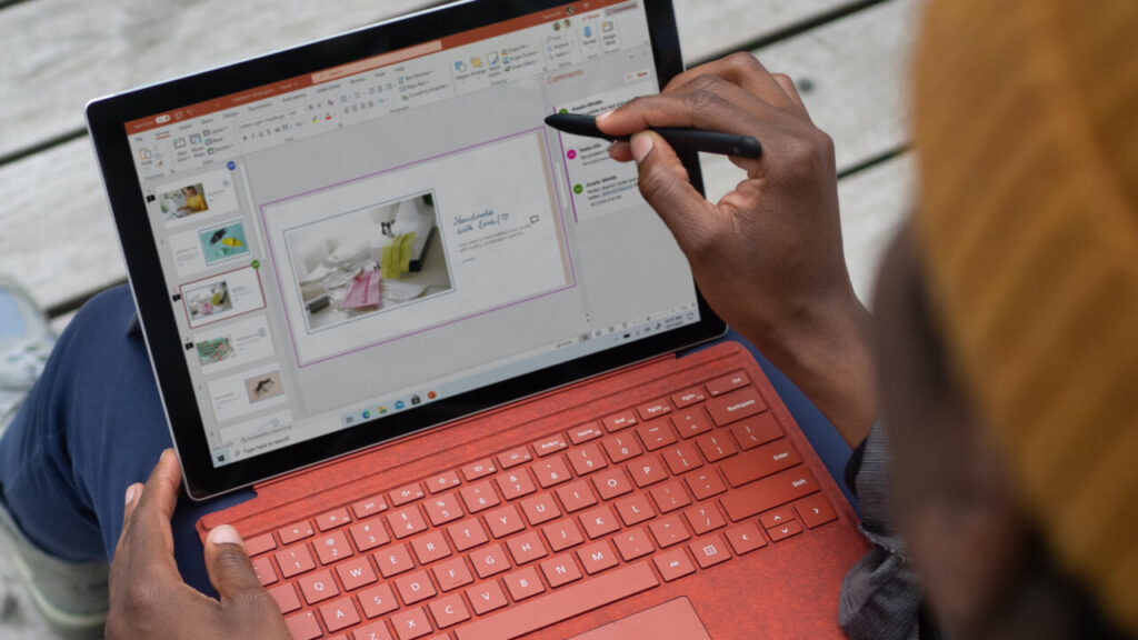 photo d'une fille qui apprend le PowerPoint sur son PC portable.